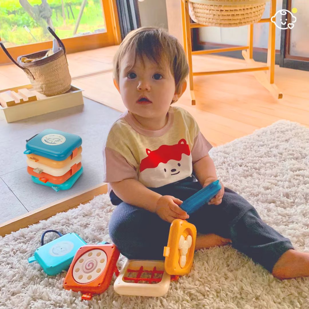BusyBuddy - Foldable Montessori Travel Toy for Kids
